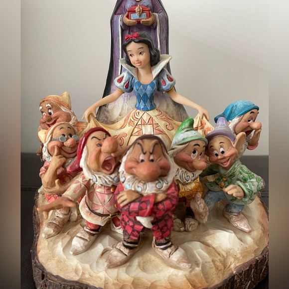 Jim Shore Disney Traditions Snow White- carved by heart - Picture 4 of 9